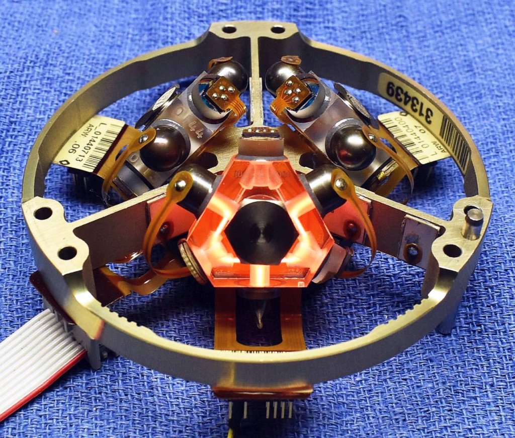hg1700ag59gg1308_ring_laser_gyro_assembly_one_block_glowing1.jpg