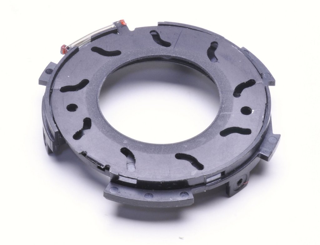 nikonafsnikkor28300mmf_3556gedvraperture_actuator_in_place1.jpg