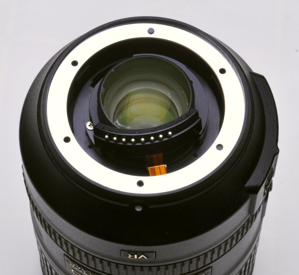 nikonafsnikkor28300mmf_3556gedvrback1_down_no_bayonet_mount1.jpg