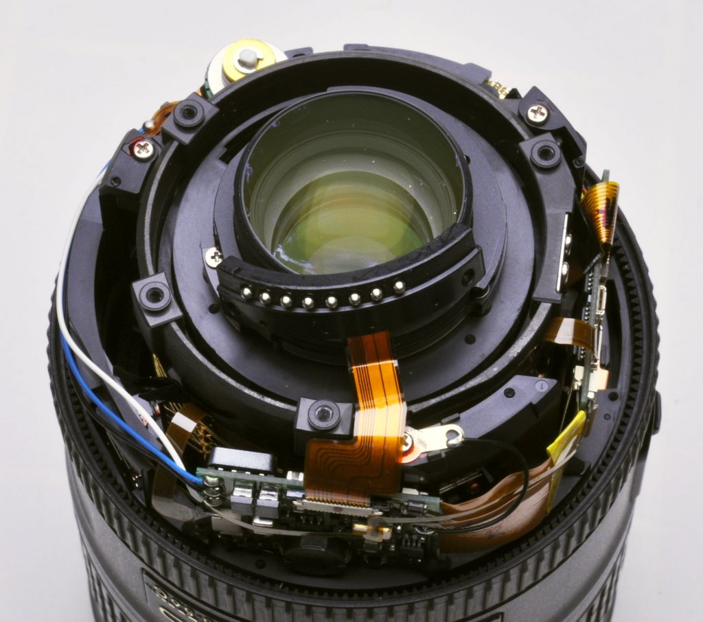 nikonafsnikkor28300mmf_3556gedvrback1_down_no_rear_cover_unit_with_camera_contacts1.jpg