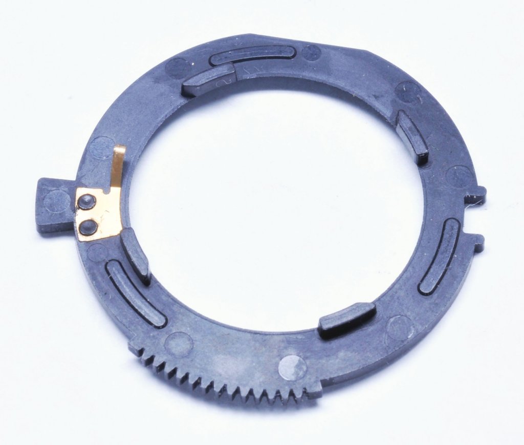 nikonafsnikkor28300mmf_3556gedvrvr_locking_collar_front1.jpg